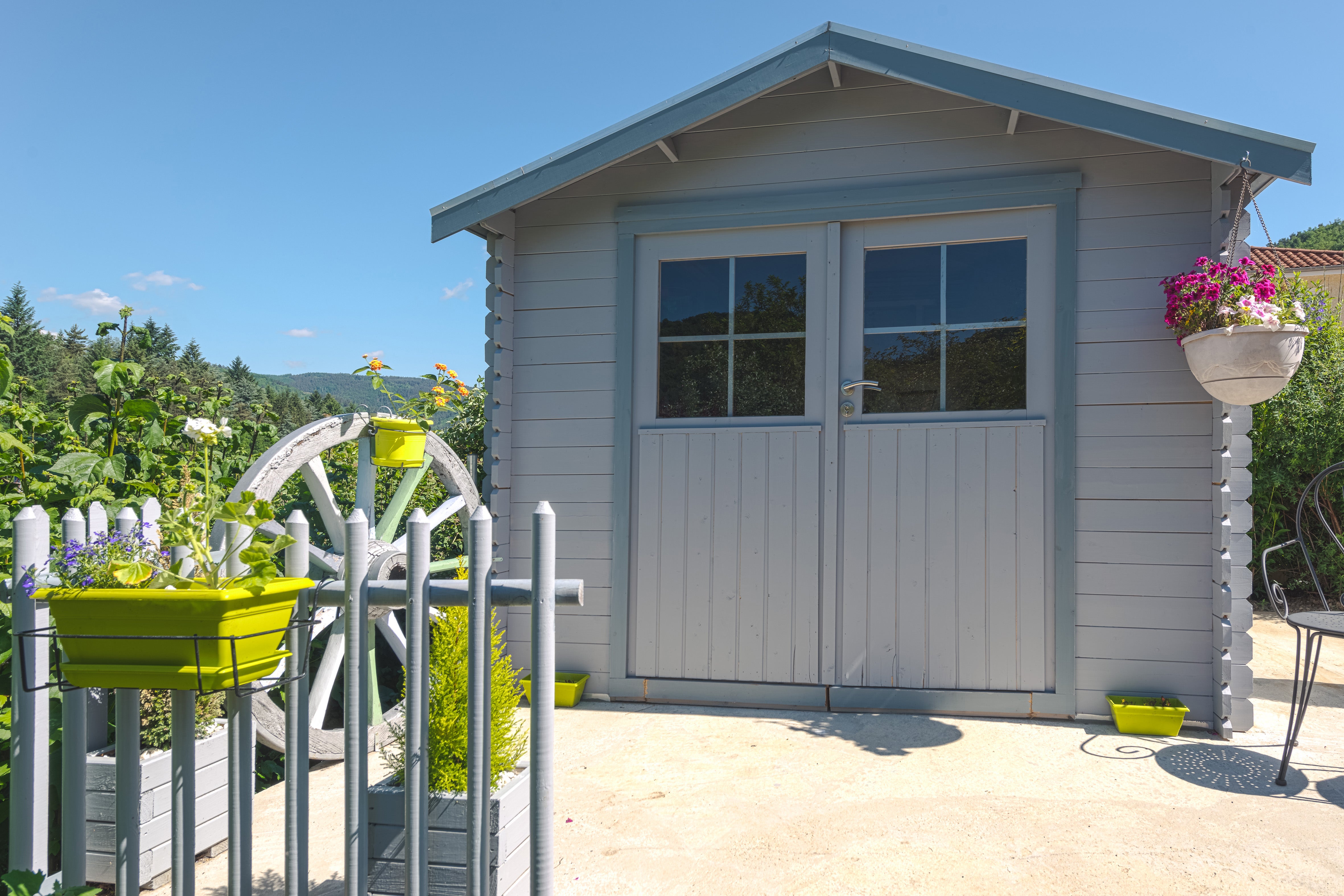 Un joli abri de jardin peint en gris très élégant | Leroy Merlin